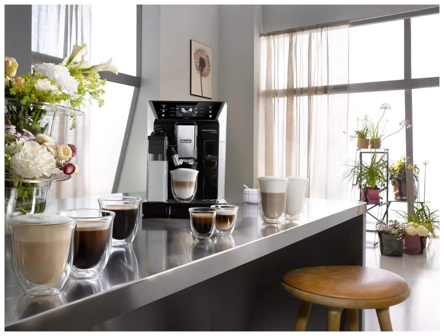 Кофемашина автоматическая DeLonghi PrimaDonna Class ECAM550.55.SB Серебристая, черная